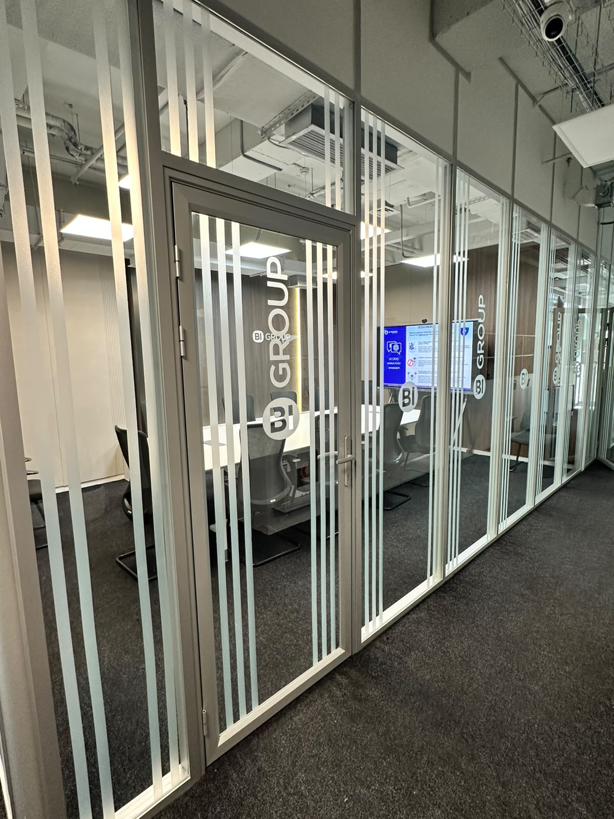 Архитектурное оформление стеклянного офиса полосами и логотипами — работа Silver Group