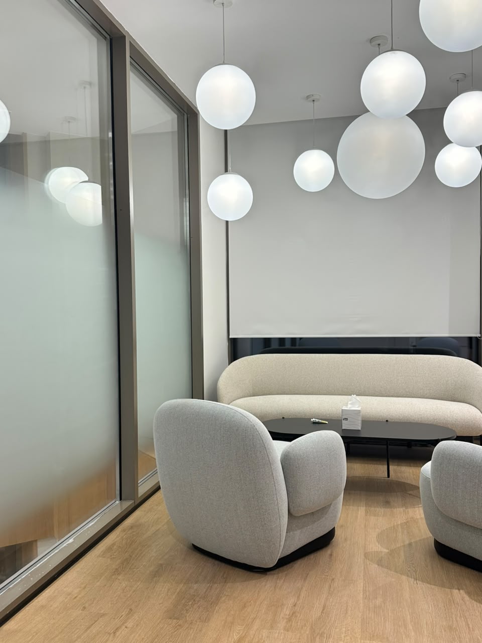 Градиентная плёнка на перегородке зоны отдыха — работа Silver Group