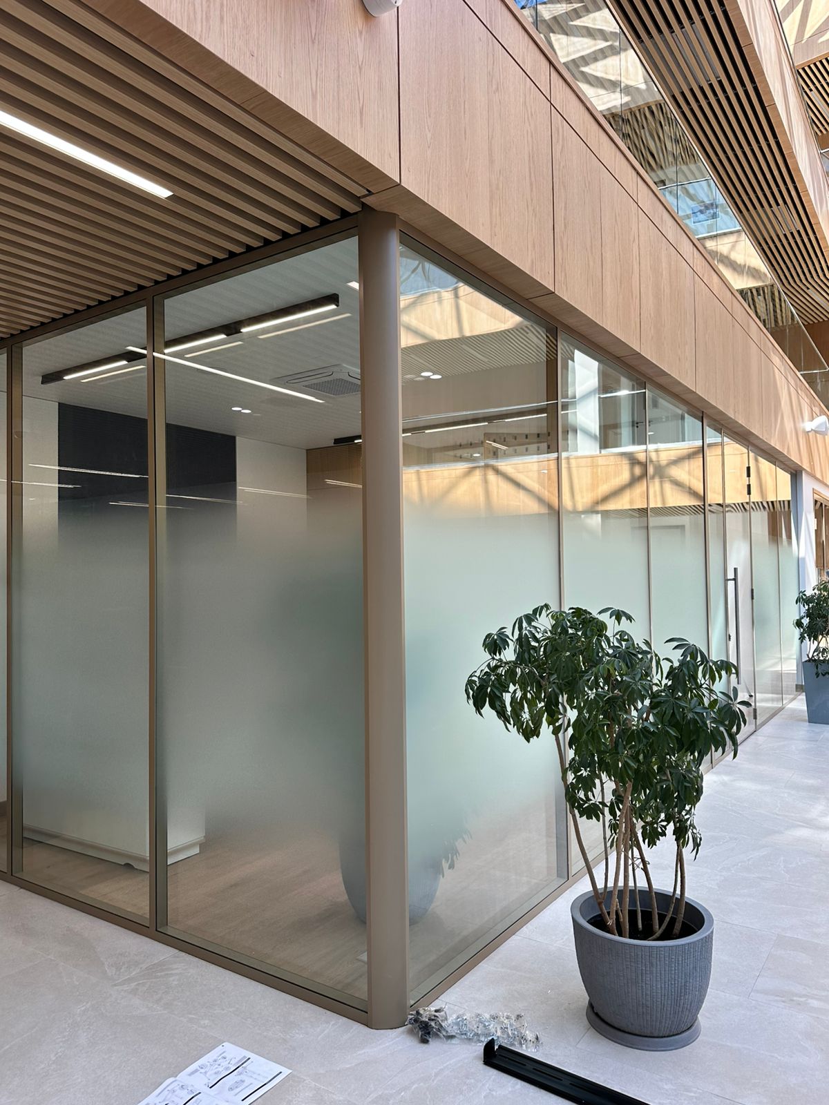 Градиентная плёнка на стеклянной офисной перегородке — работа Silver Group