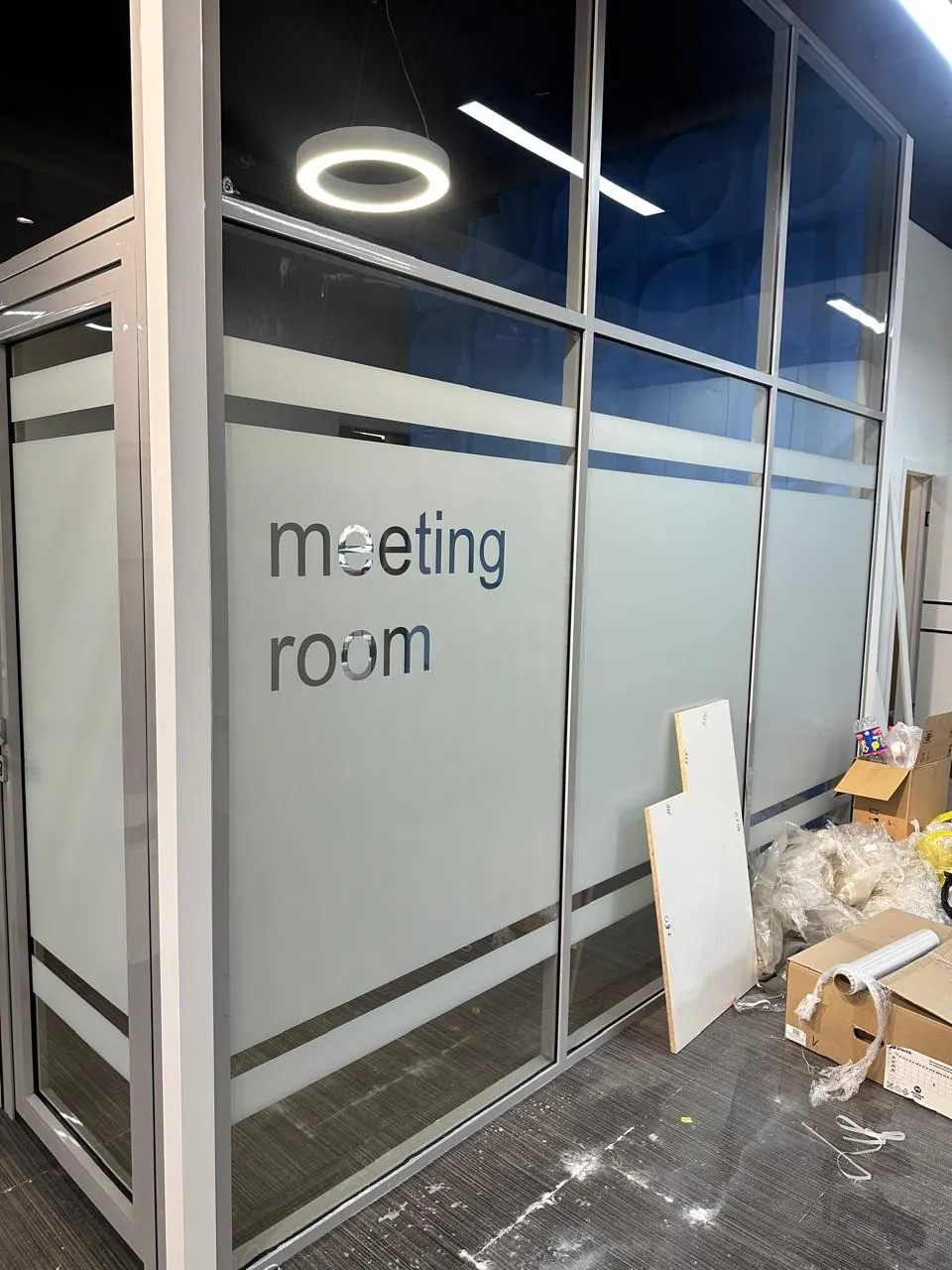 Матирование стекла и перегородок — монтаж Silver Group