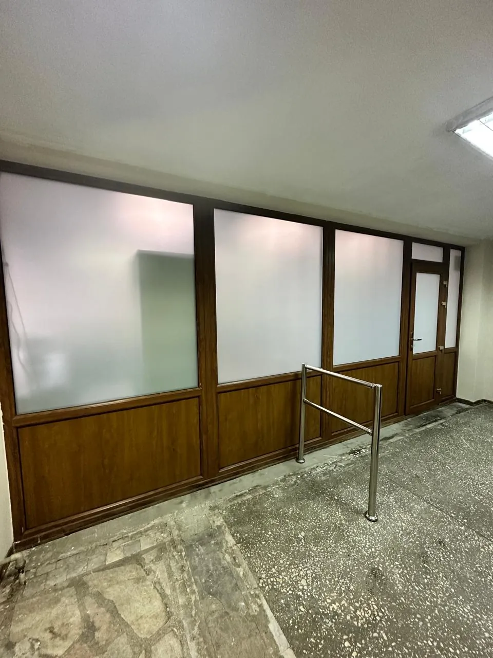 Матирование стекла и перегородок — монтаж Silver Group