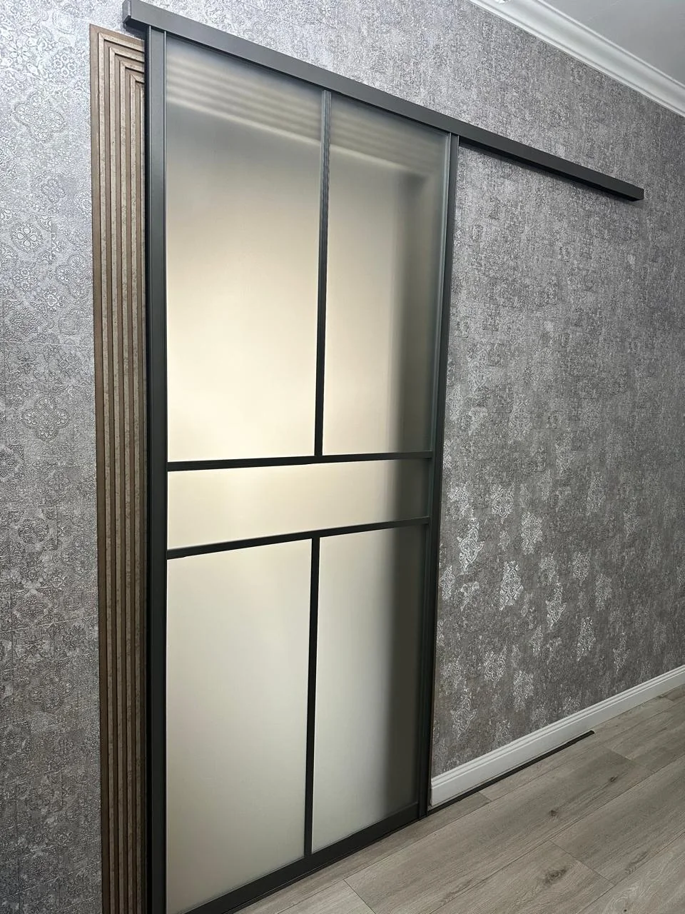 Матирование стекла и перегородок — монтаж Silver Group