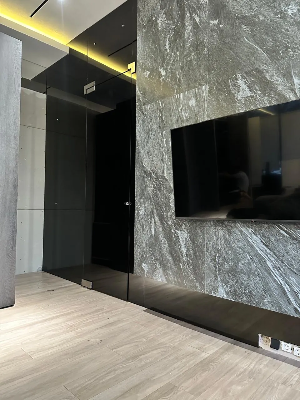 Чёрная плёнка ORACAL на стеклянной перегородке — работа Silver Group